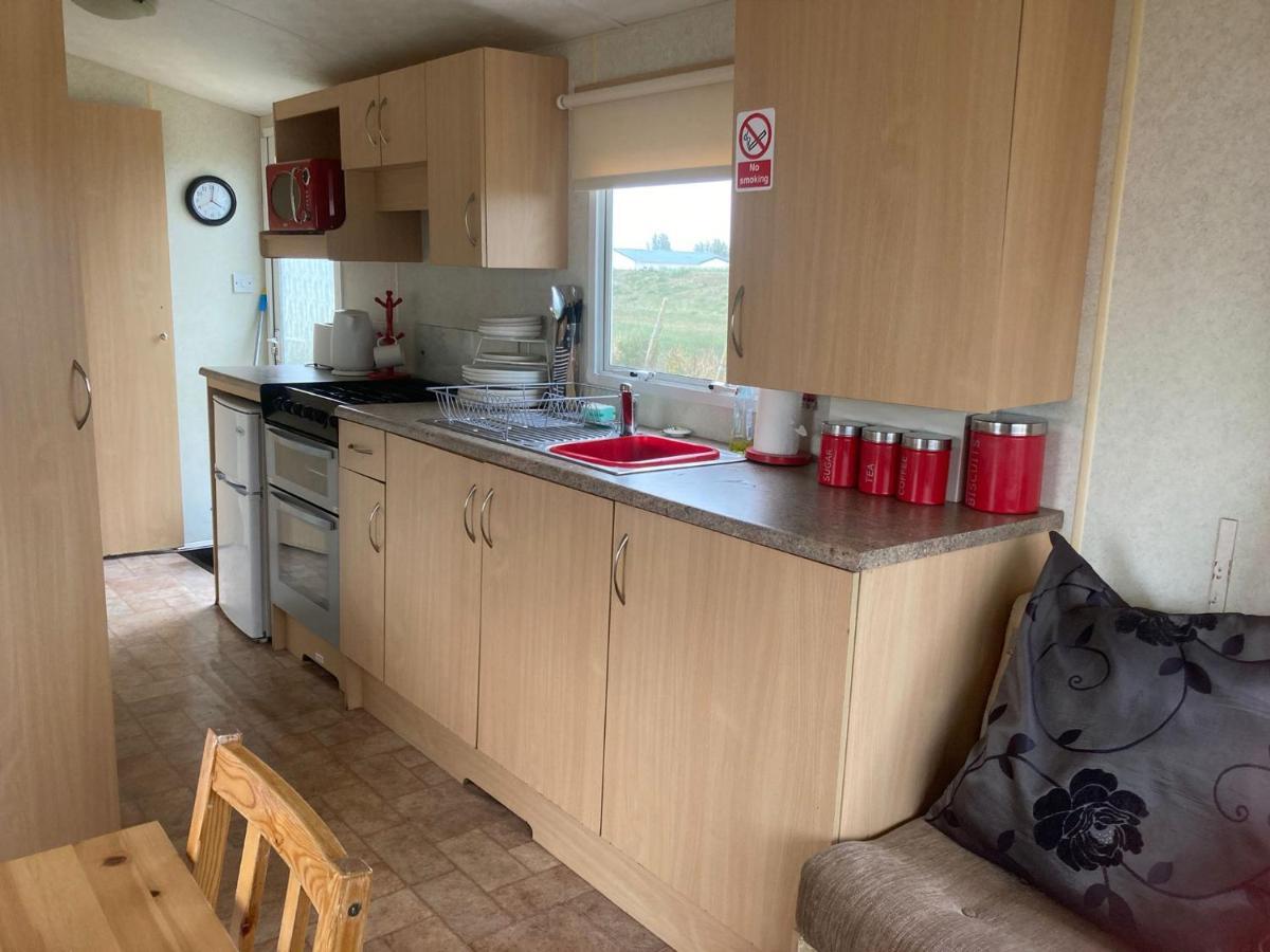 Dotty By The Sea, 27 Bw, St Osyth Beach - Price Is Whole Caravan With Field Views Villa Saint Osyth Exterior photo