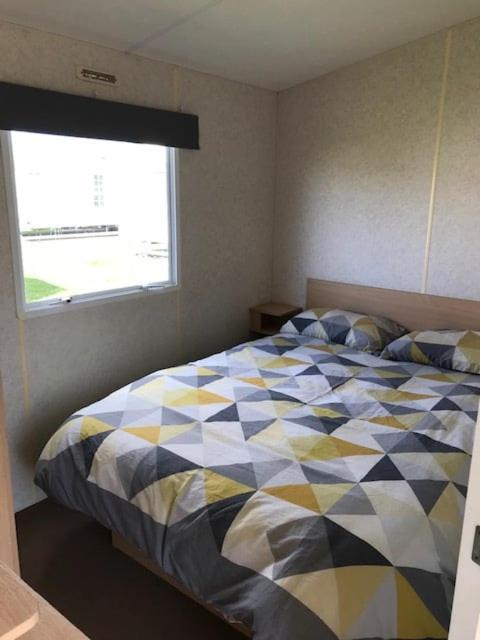 Dotty By The Sea, 27 Bw, St Osyth Beach - Price Is Whole Caravan With Field Views Villa Saint Osyth Exterior photo