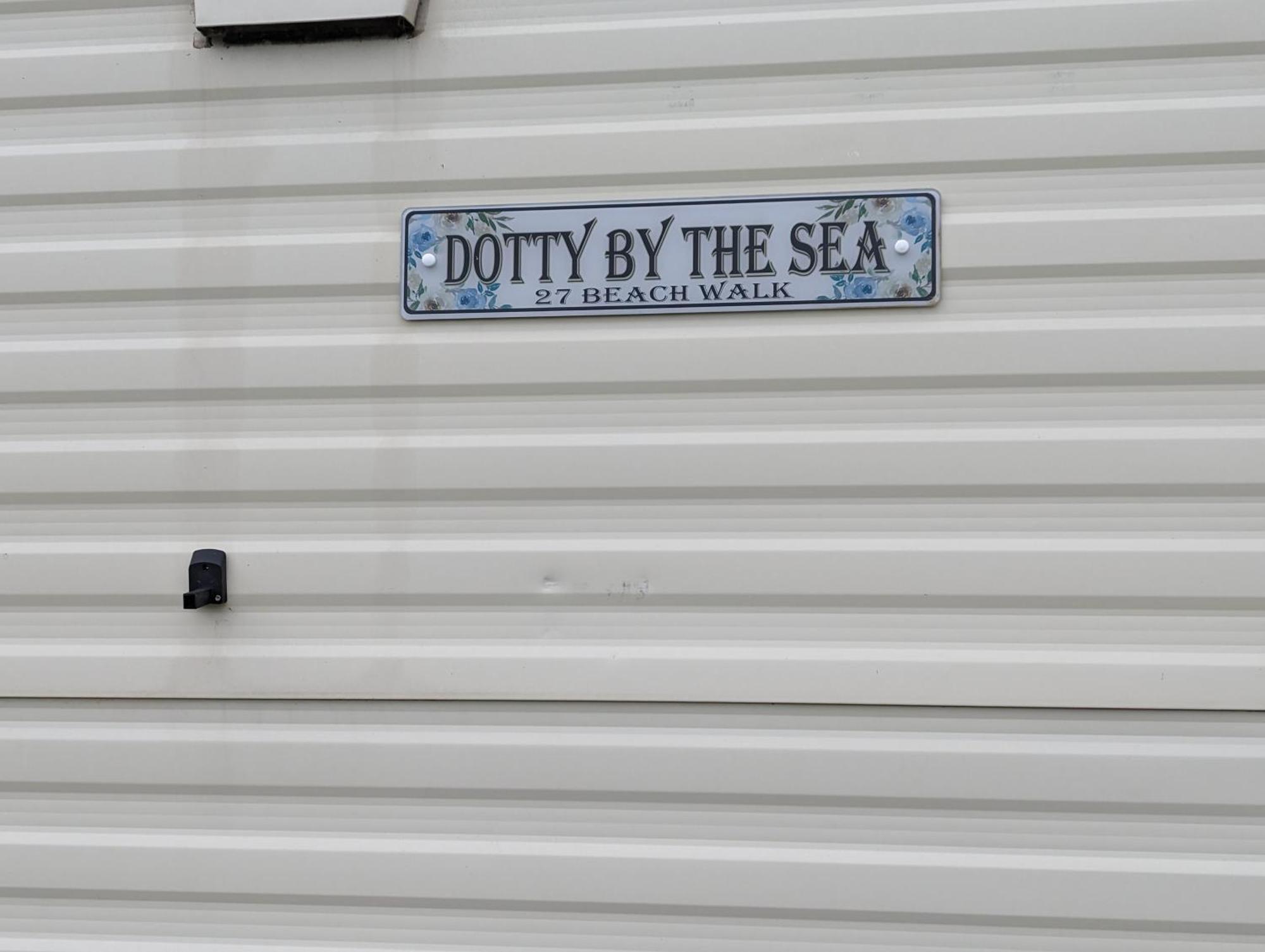 Dotty By The Sea, 27 Bw, St Osyth Beach - Price Is Whole Caravan With Field Views Villa Saint Osyth Exterior photo